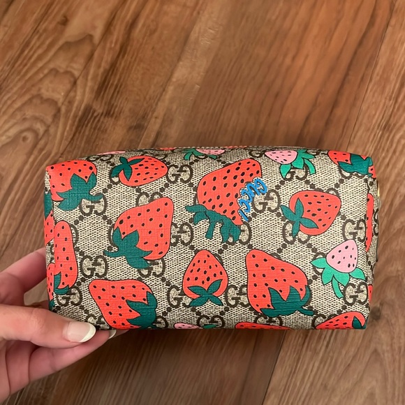 Gucci x Supreme Cosmetic Bag 🍓 - Picture 3 of 12